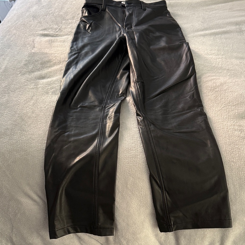 Abercrombie & Fitch High Rise 90s Relaxed Vegan Leather Pant - size 27/4